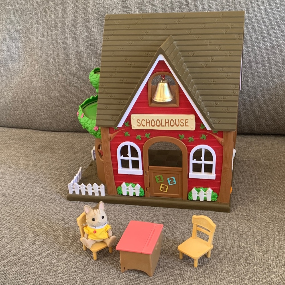 Li’l Woodzeez Woodland Schoolhouse Playset with Accessories - Picture 9 of 9